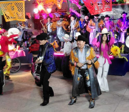 Banda Machos graba videoclip en Villa Corona y llena de música la plaza principal