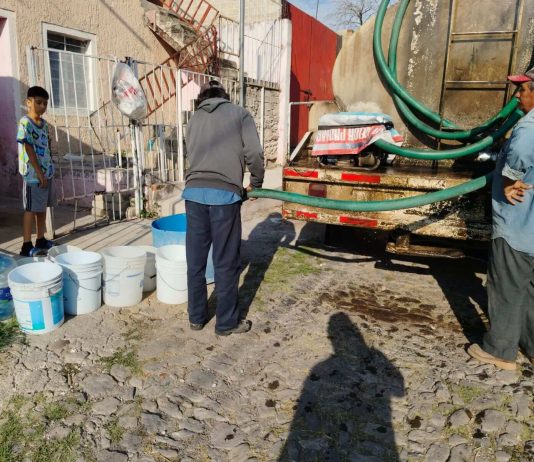 Distribuyen agua en pipas a familias afectadas por reparación del pozo de Juan Gil Preciado
