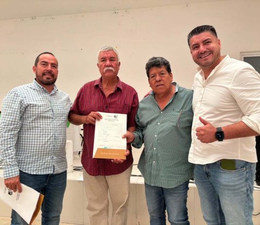 Entregan títulos parcelarios a familias de Villa Corona tras años de espera